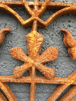 Grille de porte-fenêtre en fonte, ornement mural, belle pièce en fer forgé.